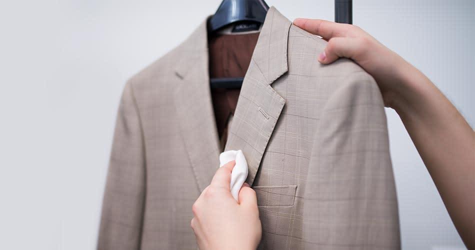 Vệ sinh áo vest cẩn thận trước khi giặt